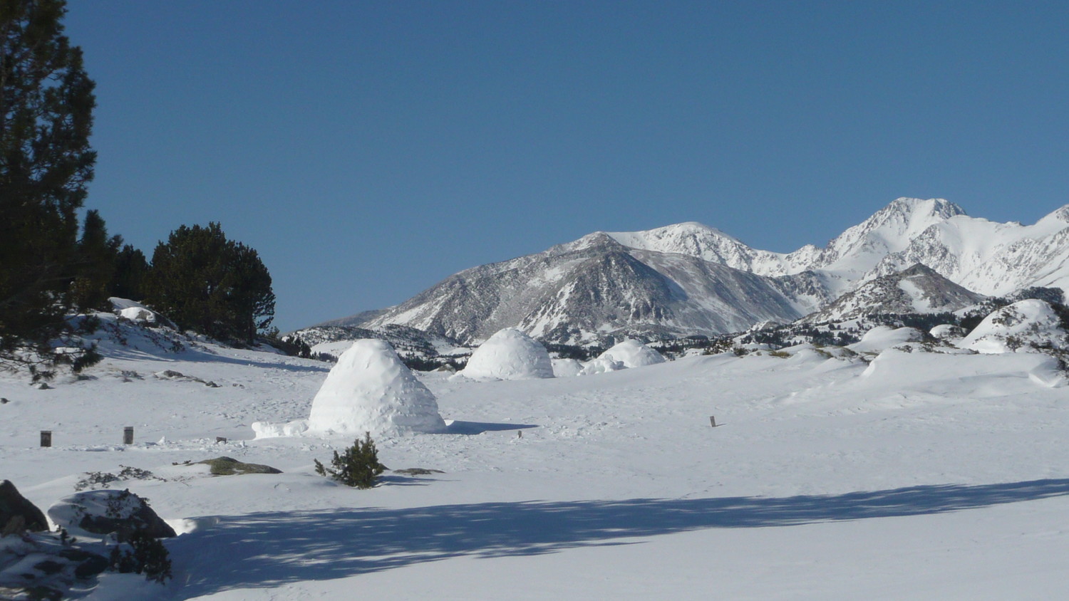Igloos sur fond de Carlit