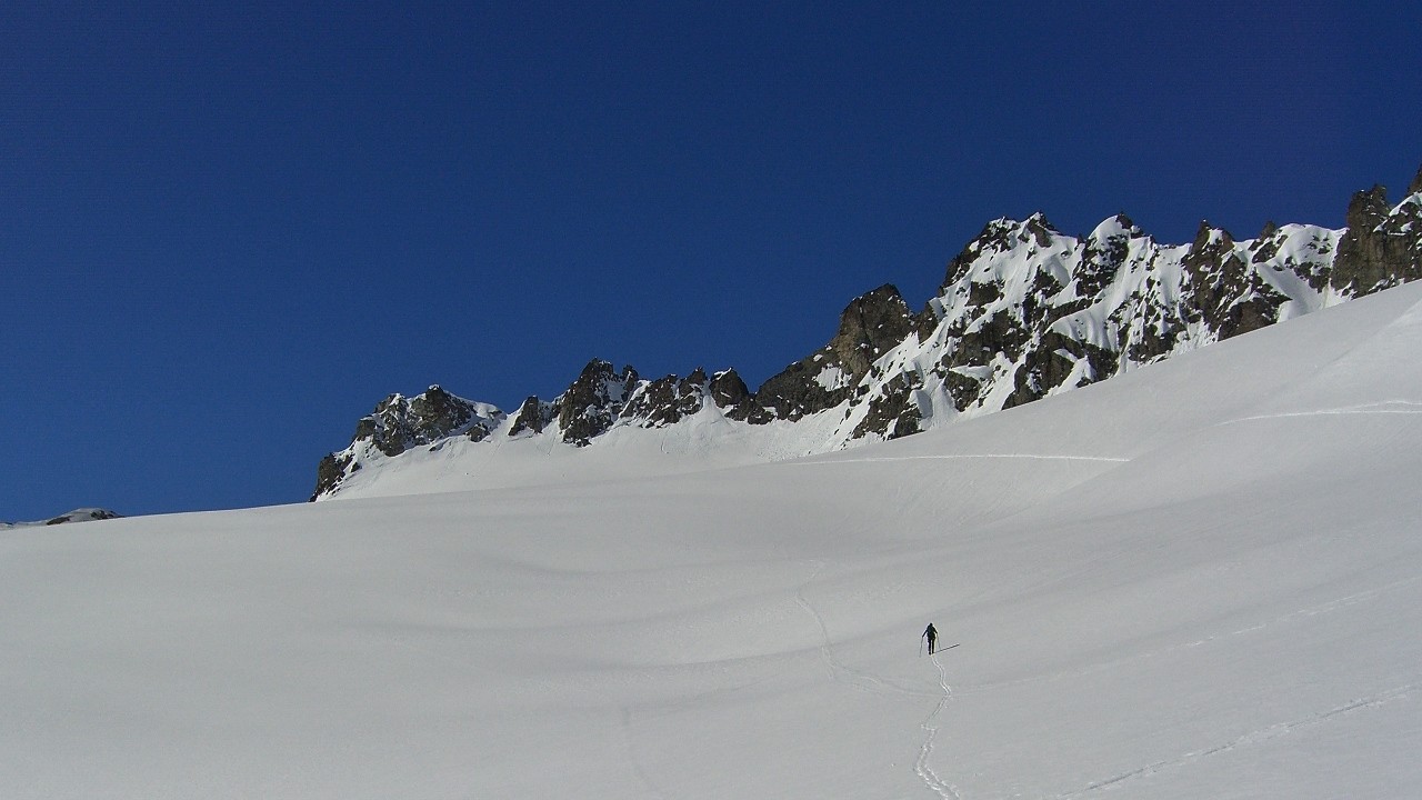 Silvretta-J3-sur le Vadret da Chalaus. La dernière brèche à gauche nous permettra de rebasculer en Autriche