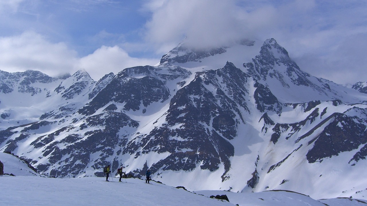 Silvretta-J4-Chamanna Tuoi se trouve juste au pied de la grosse masse du Piz Fliana