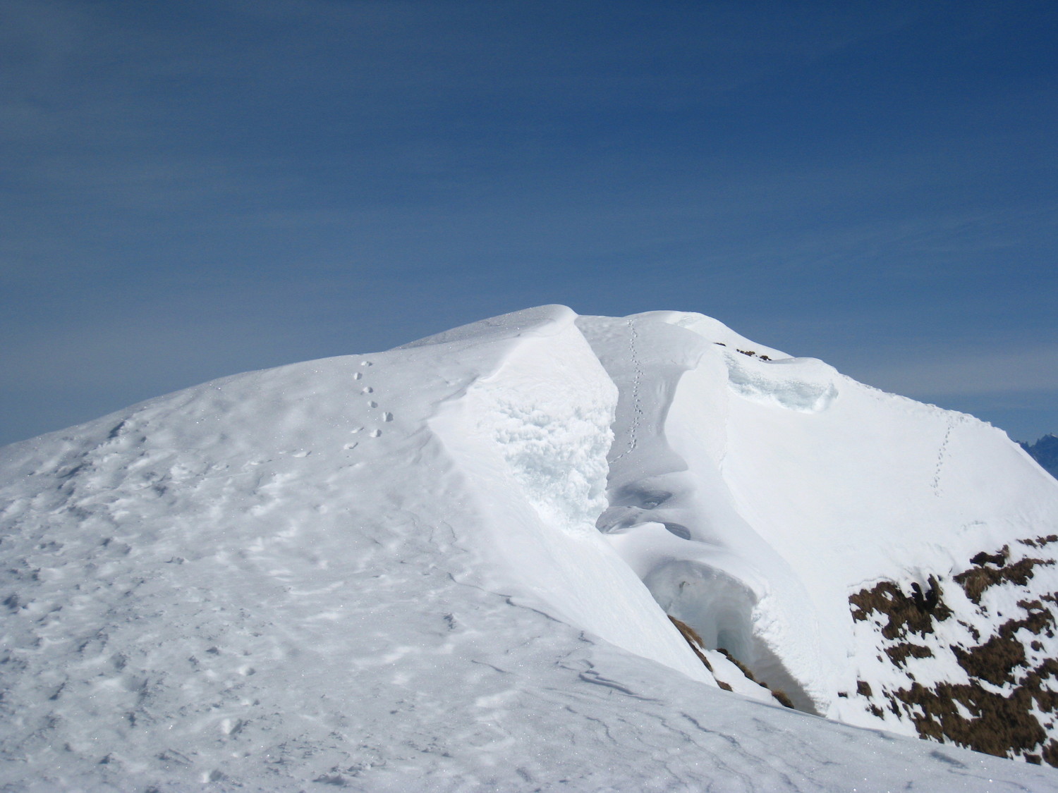 Les Trois Aiguilles= pointe Mandallaz - les corniches sur les crête sommitale