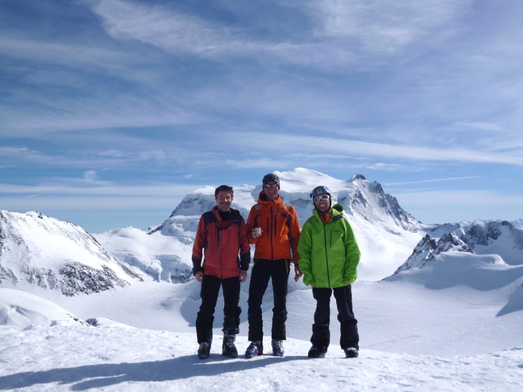 Vincent entouré des 2 Christophe sur fond de Grand Combin