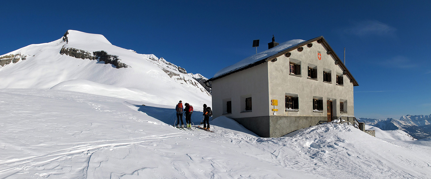 partenza dalla Calandahütte. Sullo sfondo la dorsale del Calandasiten.