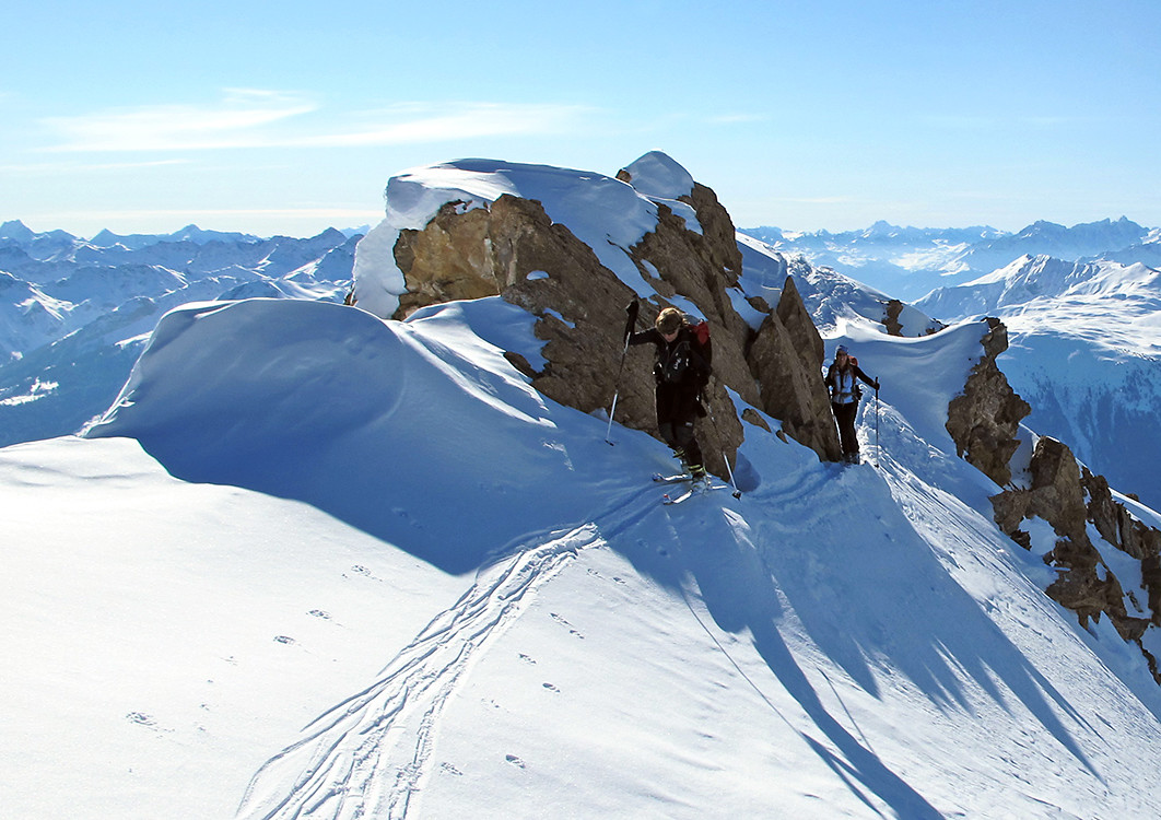 Haldensteiner Calanda; nei pressi della quota 2755 m, un roccione viene aggirato a W...