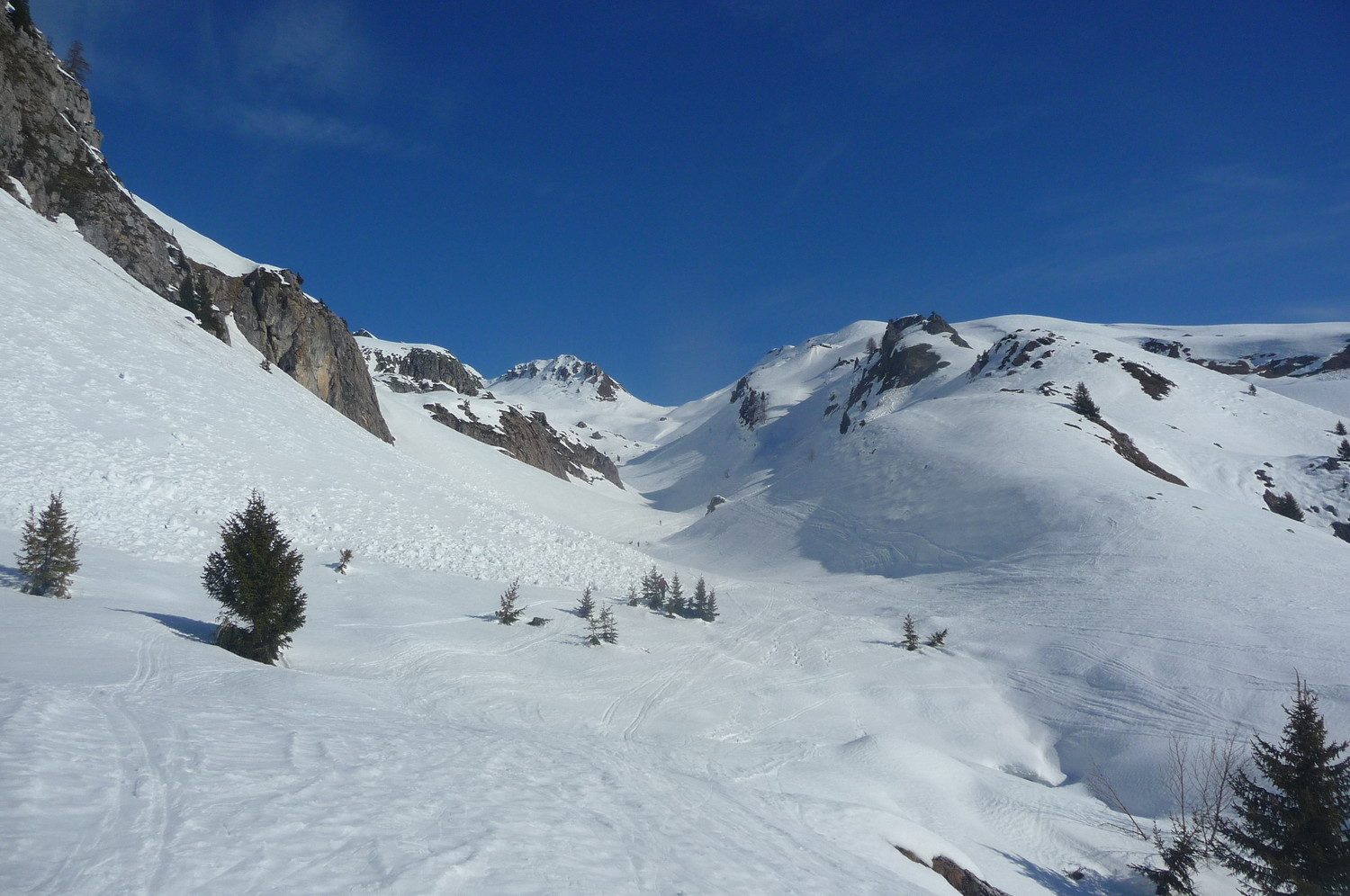 Notre direction c'est le petit col au fond à gauche