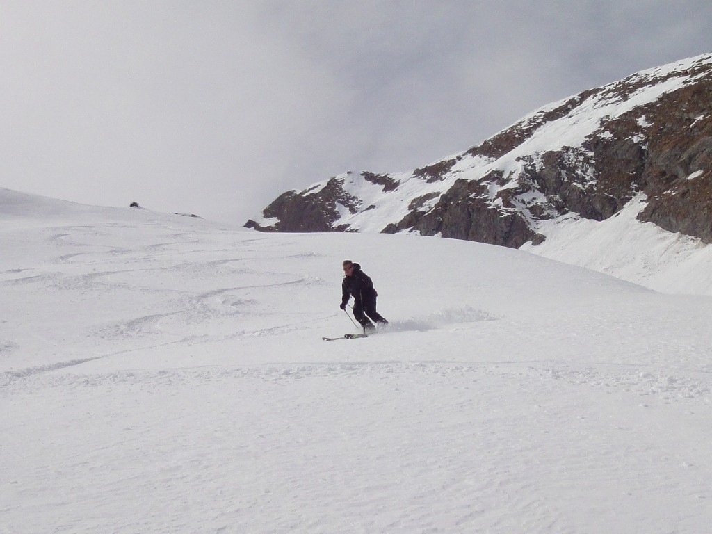 Petite couche de poudreuse sur fond dur
