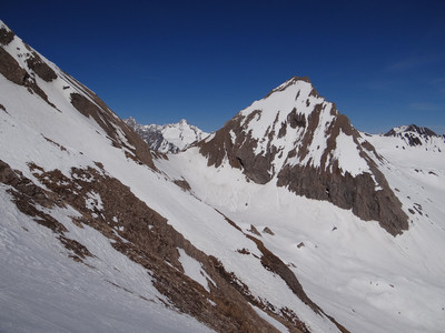 Aiguille de Bonalex et le col du même nom au pied Aiguille de Bonalex et le col du même nom au pied