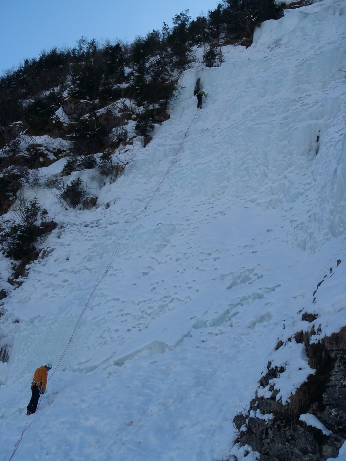 Ligne de doite, tellement fournie en glace que le relais RD est dans une grotte!