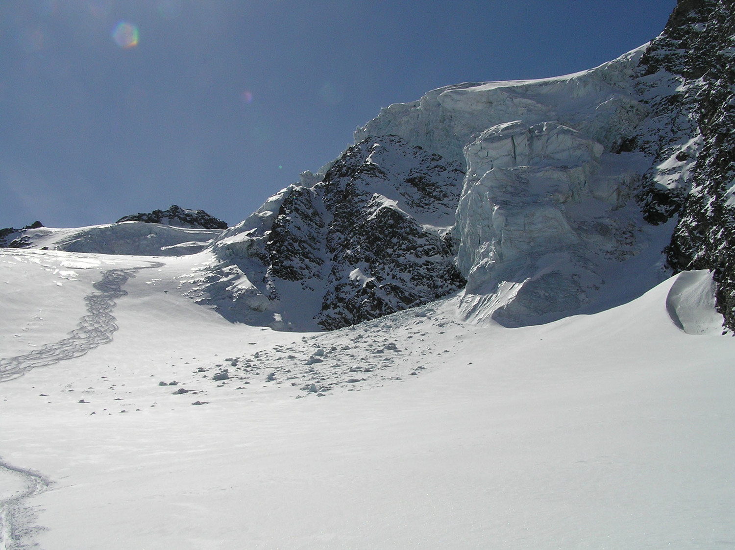 Le Vélan, alt. 3'200m., sous les séracs du glacier de Valsorey