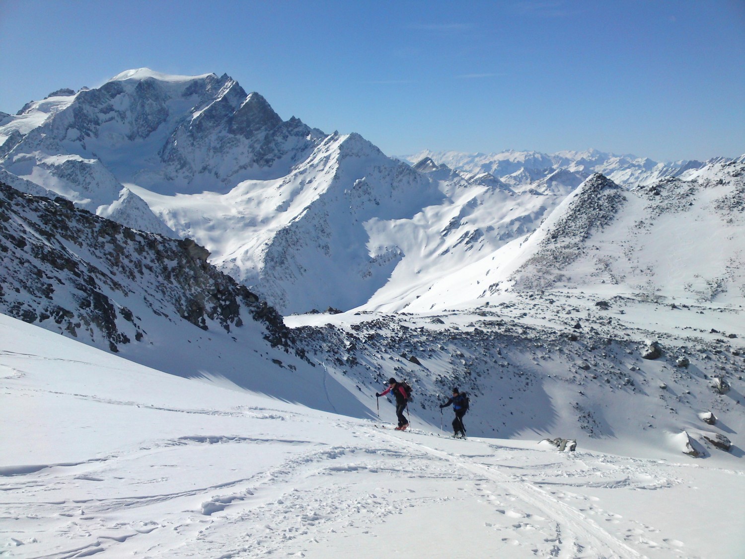 Montée vers le couloir avec le Vélan en arrière plan et le col 2971
