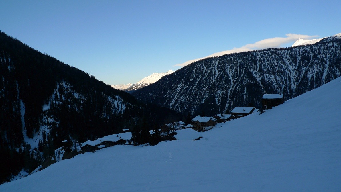 Monestein la mattina, sullo sfpndo i pendii del Sandhubel