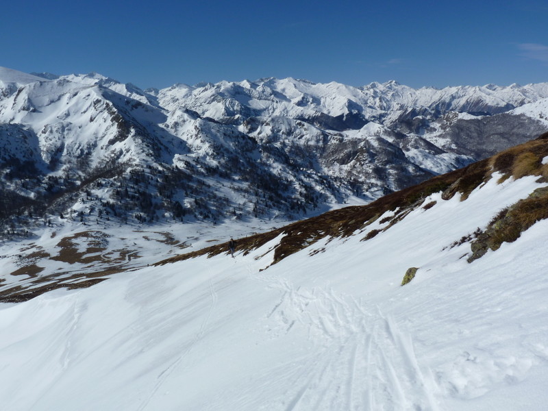Montée sur la langue de neige sur l'épaule (Port de Lers en contrebas)