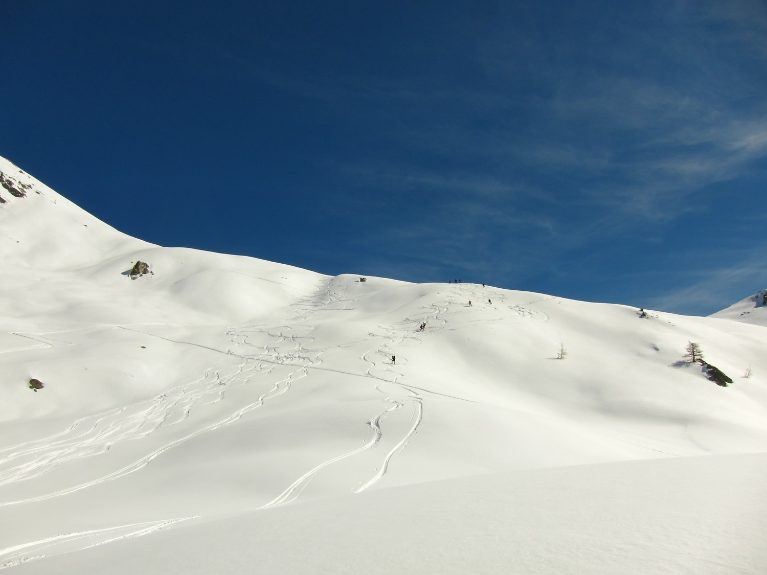 polvere sui pendi sotto il passo