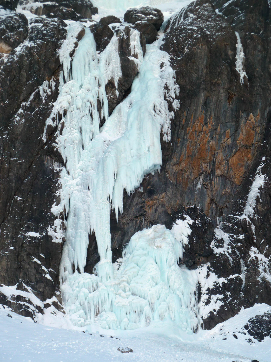 La cascade où s'est produit l'accident. On distingue bien l'énorme cassure sur la partie droite