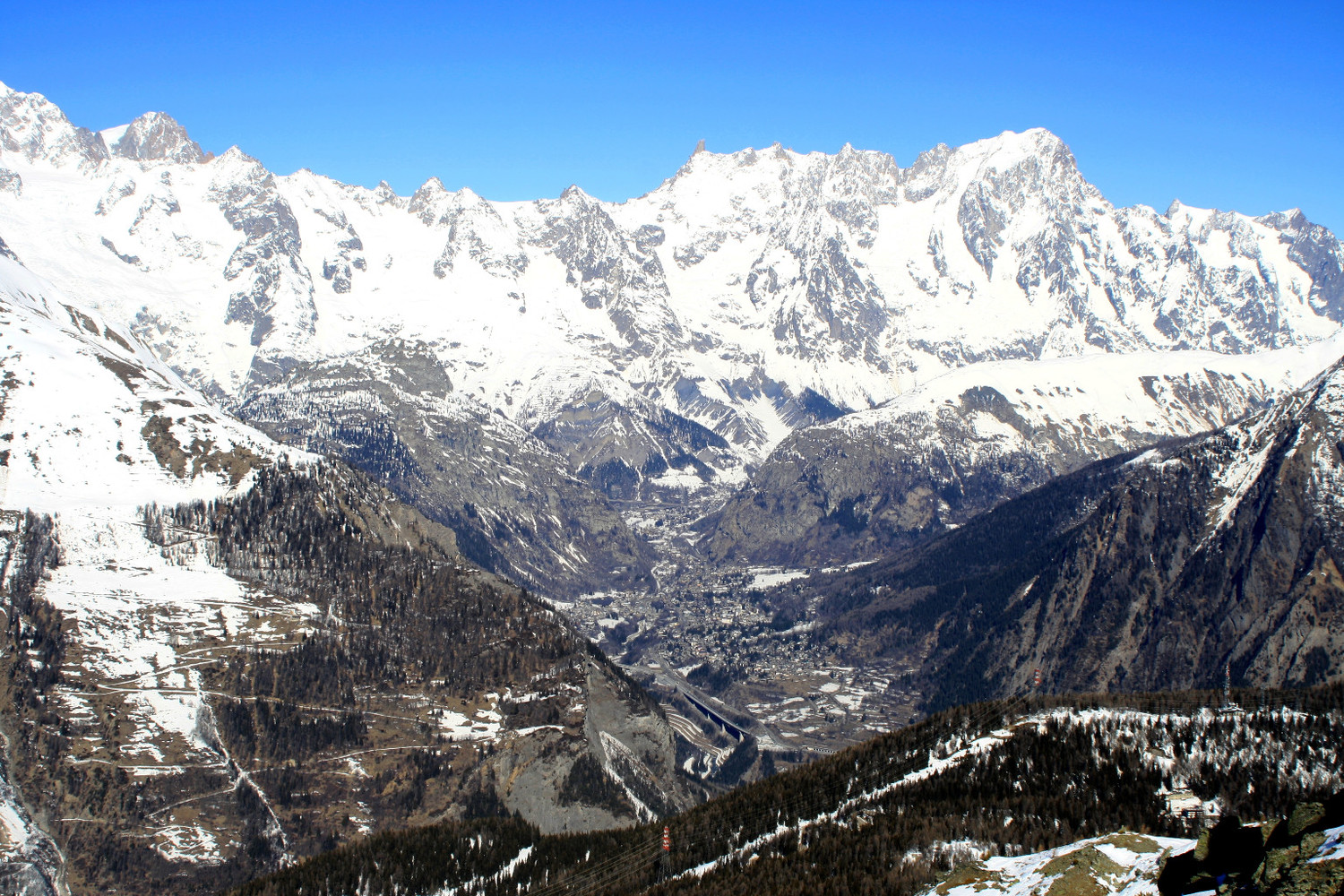 Courmayeur tout en bas.