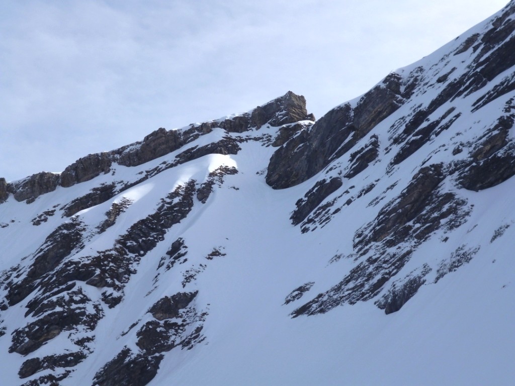Le couloir NW sous la pointe d'Euzanne est bien gavé de neige et sans traces !