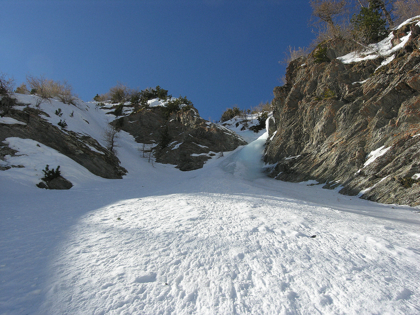 la glace dans l'étroiture du bas