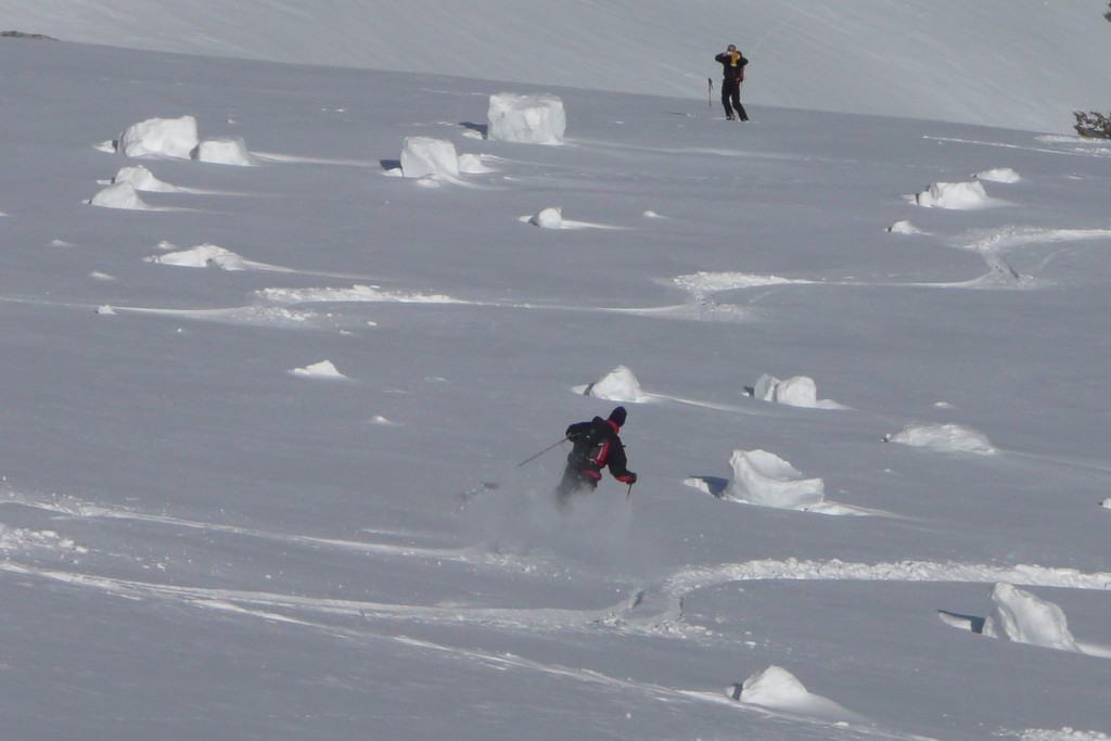 Ski au milieu des vestiges de la corniche de la Tita Séri