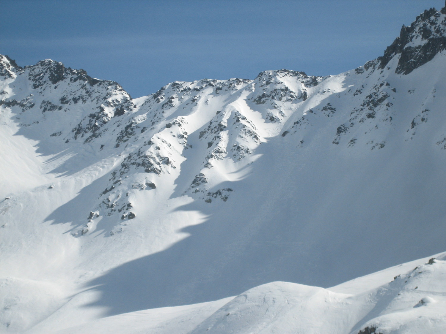 Versant N du col des Fontaines, à droite entre ombre et soleil