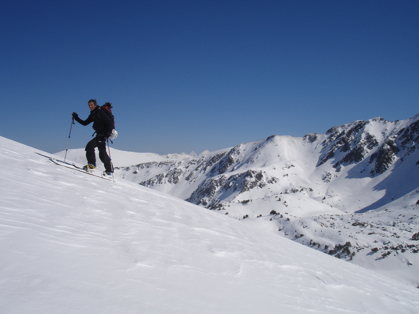 Pic de la Virade et un gardien qui se dégourdi les pattes aprés déneigement, plomberie, allumage du poele, ménage et cuisine...