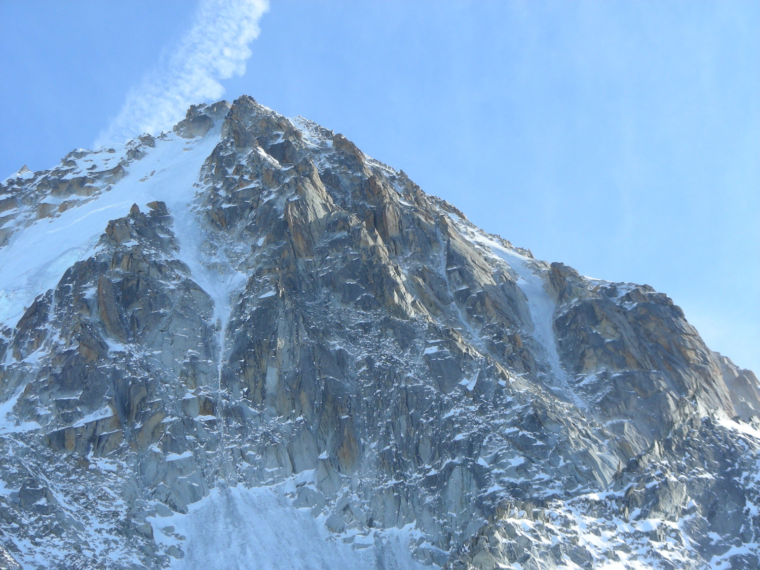 Zoom sur les goulottes de la face NW du Chardonnet