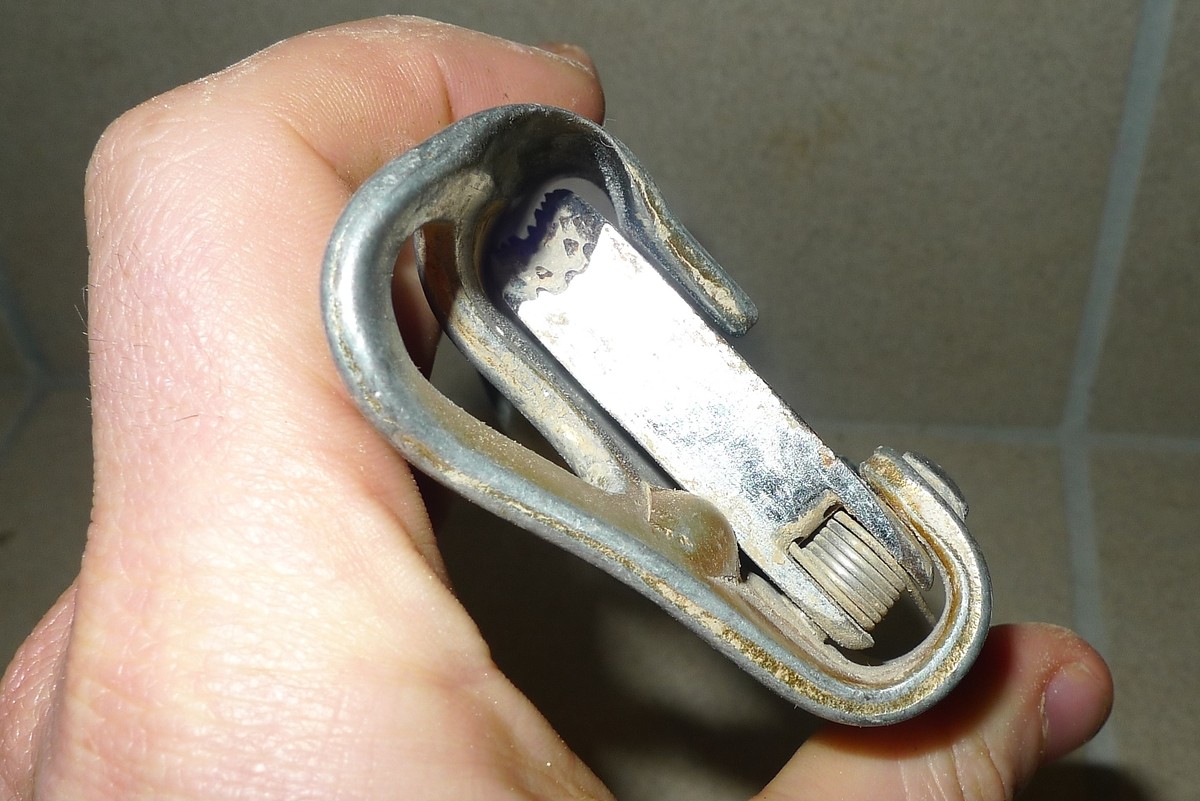 Croll : gorge usée, mauvaise tenue des corde de petit diamètre et risque de coupure de la corde