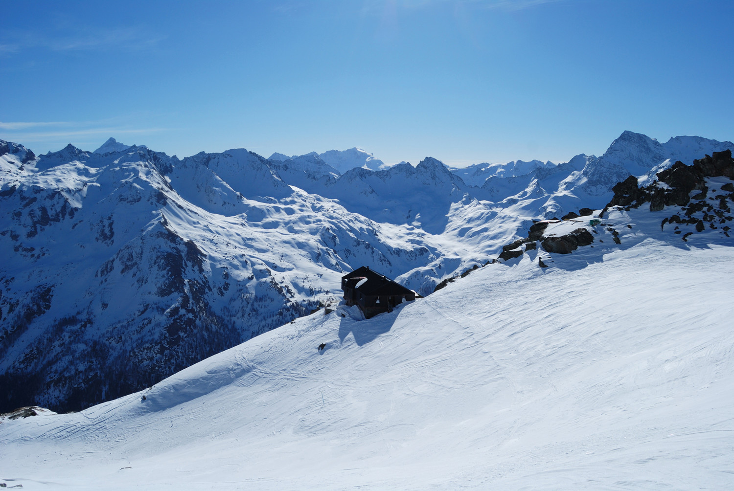 Il rifugio degli Angeli 2912m durante la salita alla Testa del Rutor da Bonne