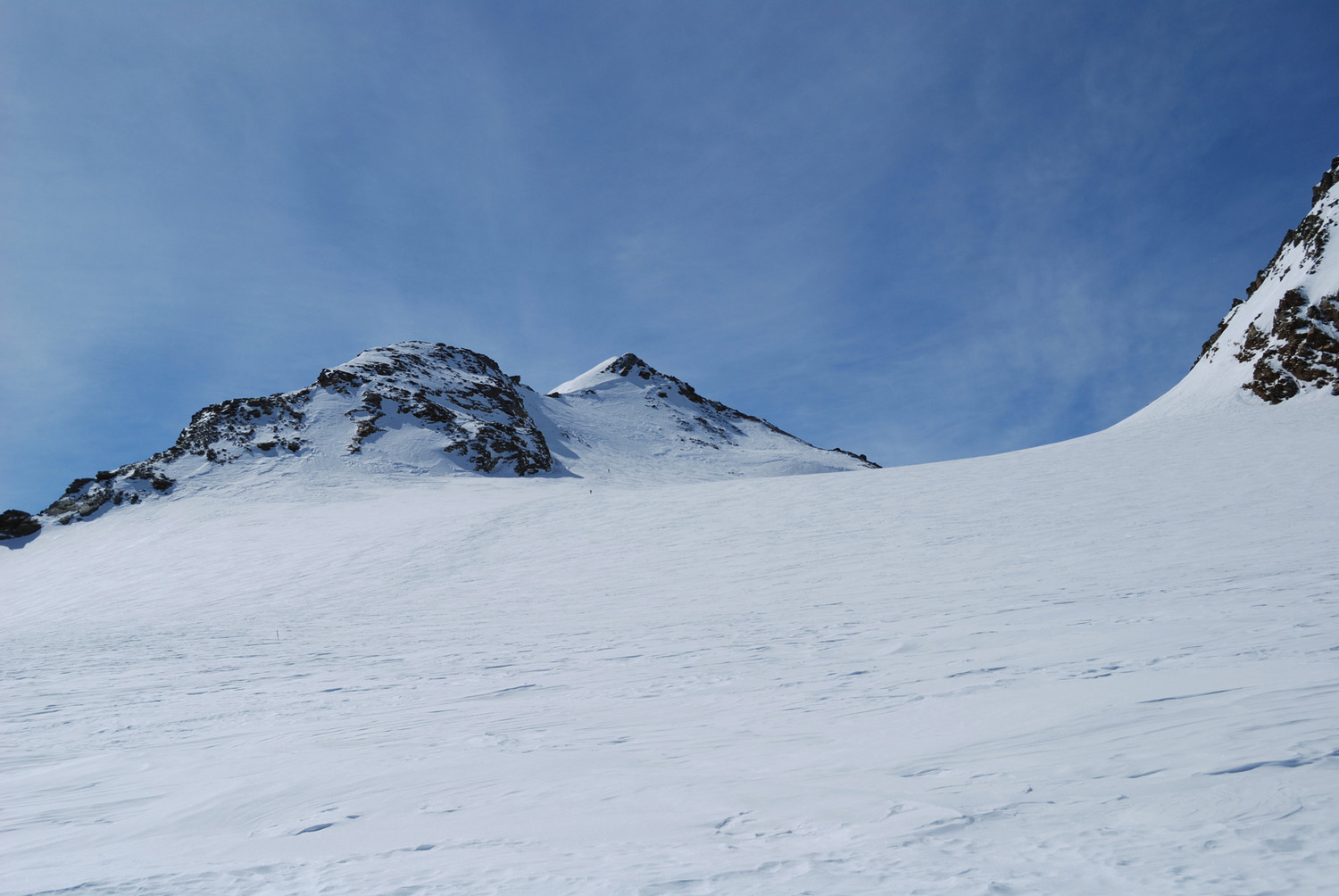 Il Monte Chateau Blanc 3408m dal ghiacciaio omonimo da N