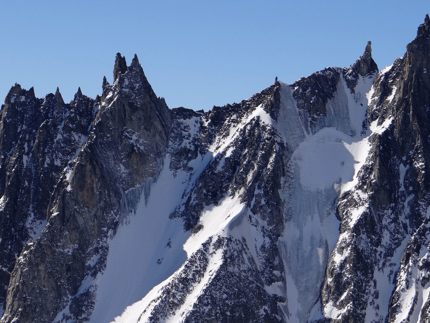 Le col des Cristaux avec Ravanel et Mummery toujours en contemplation