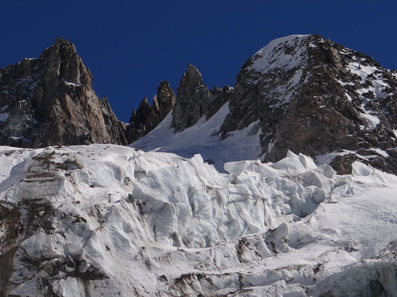 Des séracs menaçant (mais évitables) rive droite du glacier du Tour Noir