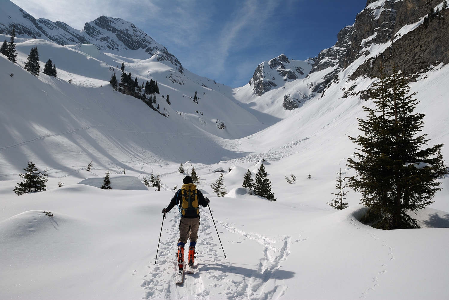 Montée dans le Vallon de Grimmi , au fond le Rothorn de Matten
