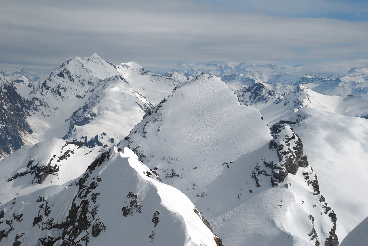 Rothorn de Matten sur fond d'Oberland Bernois