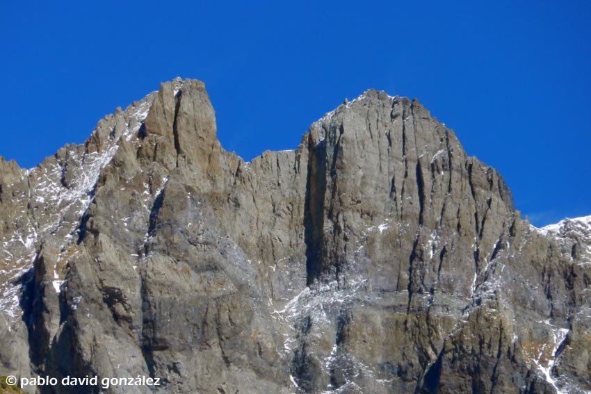 Agujas de roca en el cerro Tres Gemelos (5241m)