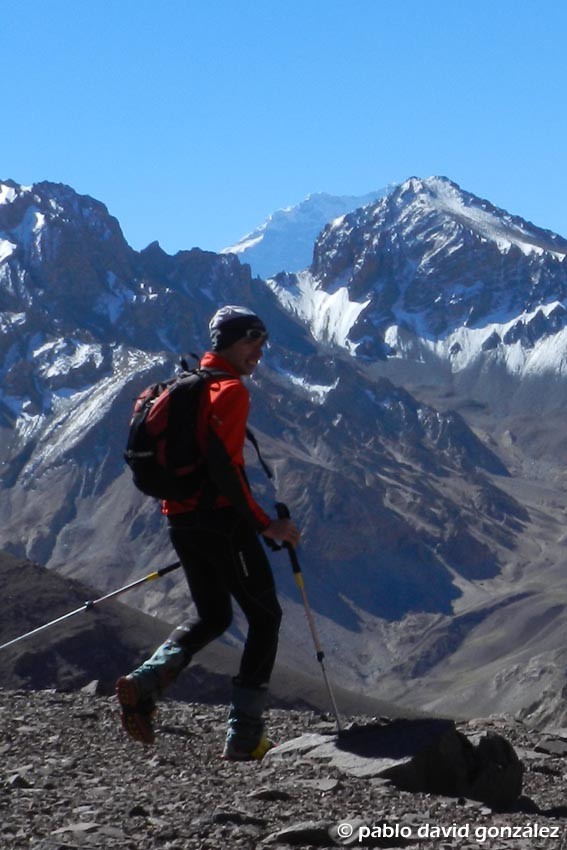 Descenso, atrás Cerro Quebrada Blanca y Aconcagua