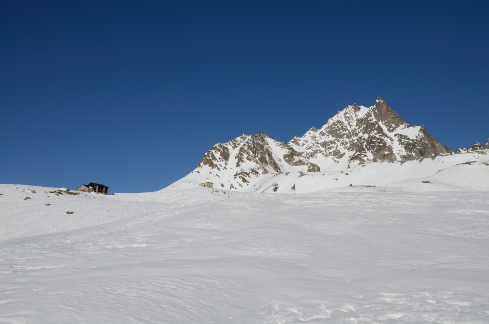 la Capanna e il Piz Kesch 3418m