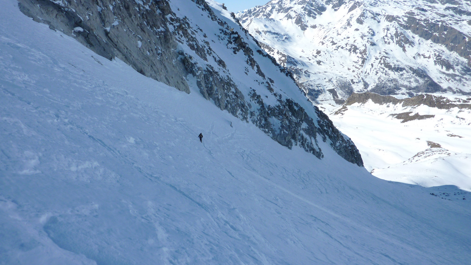 Sul lato sinistro c'è più neve
