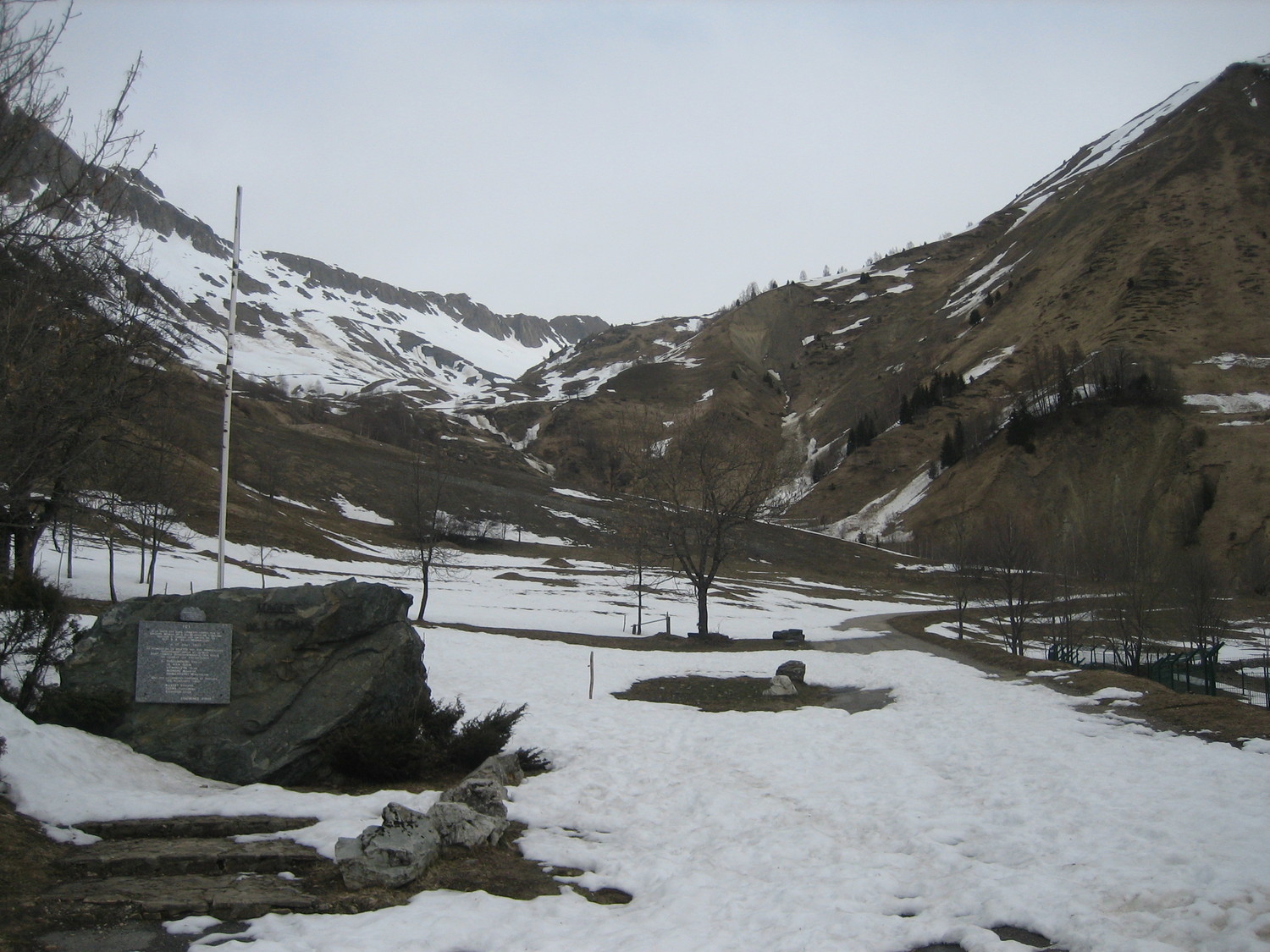 L'itinéraire du col du Sabot (un peu déneigé en bas), vu du parking