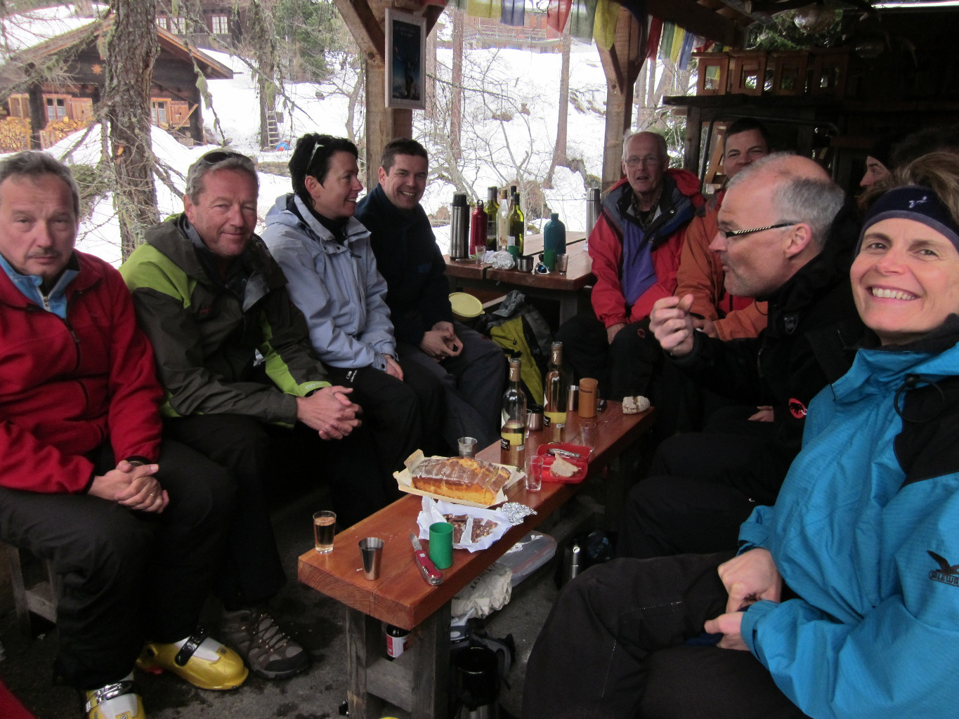 Le club de St-Maurice, : gâteaux et bouteilles, vive la convivialité!