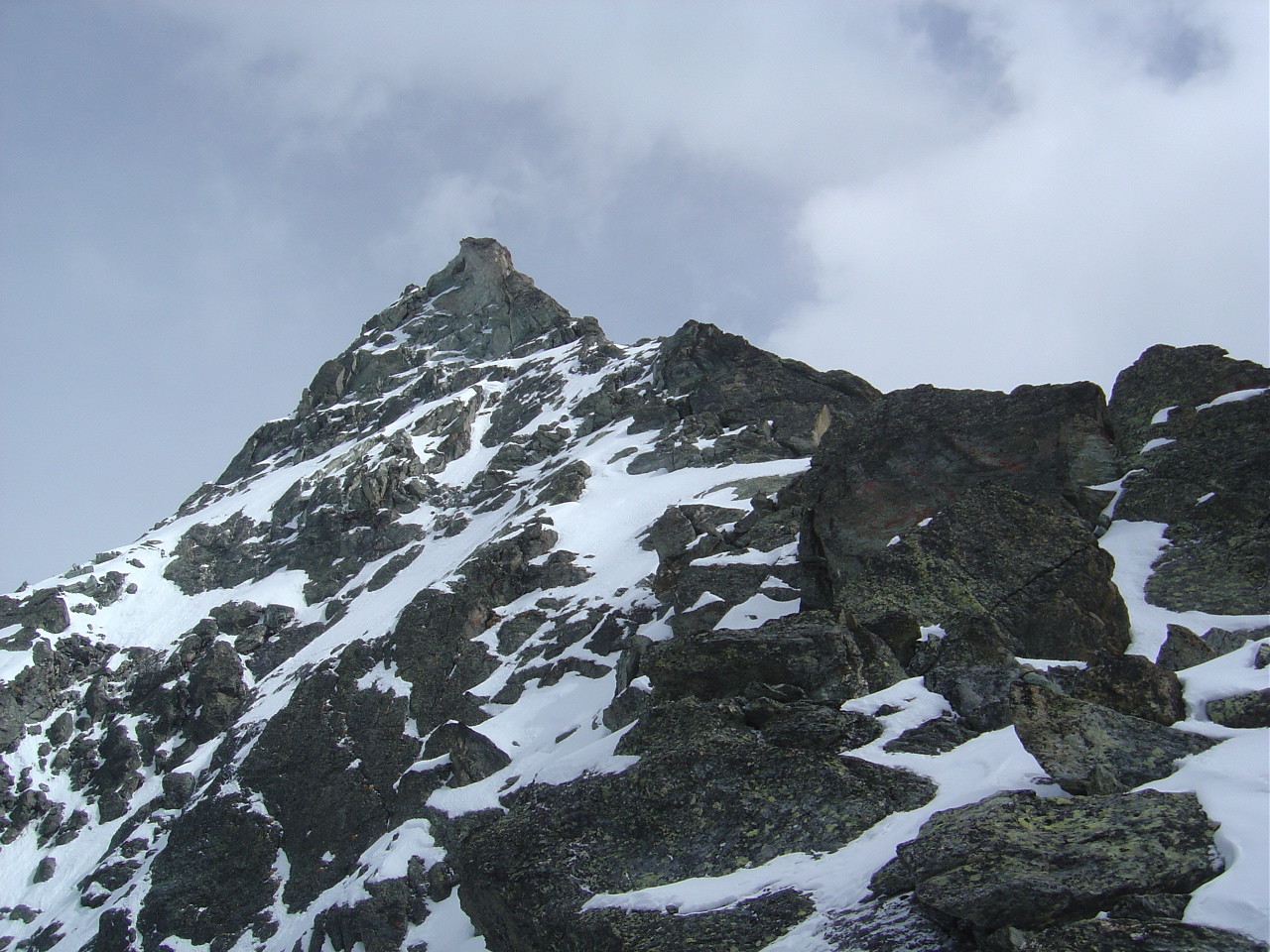 Le sommet de la Petite Dent de Veisivi, là-haut