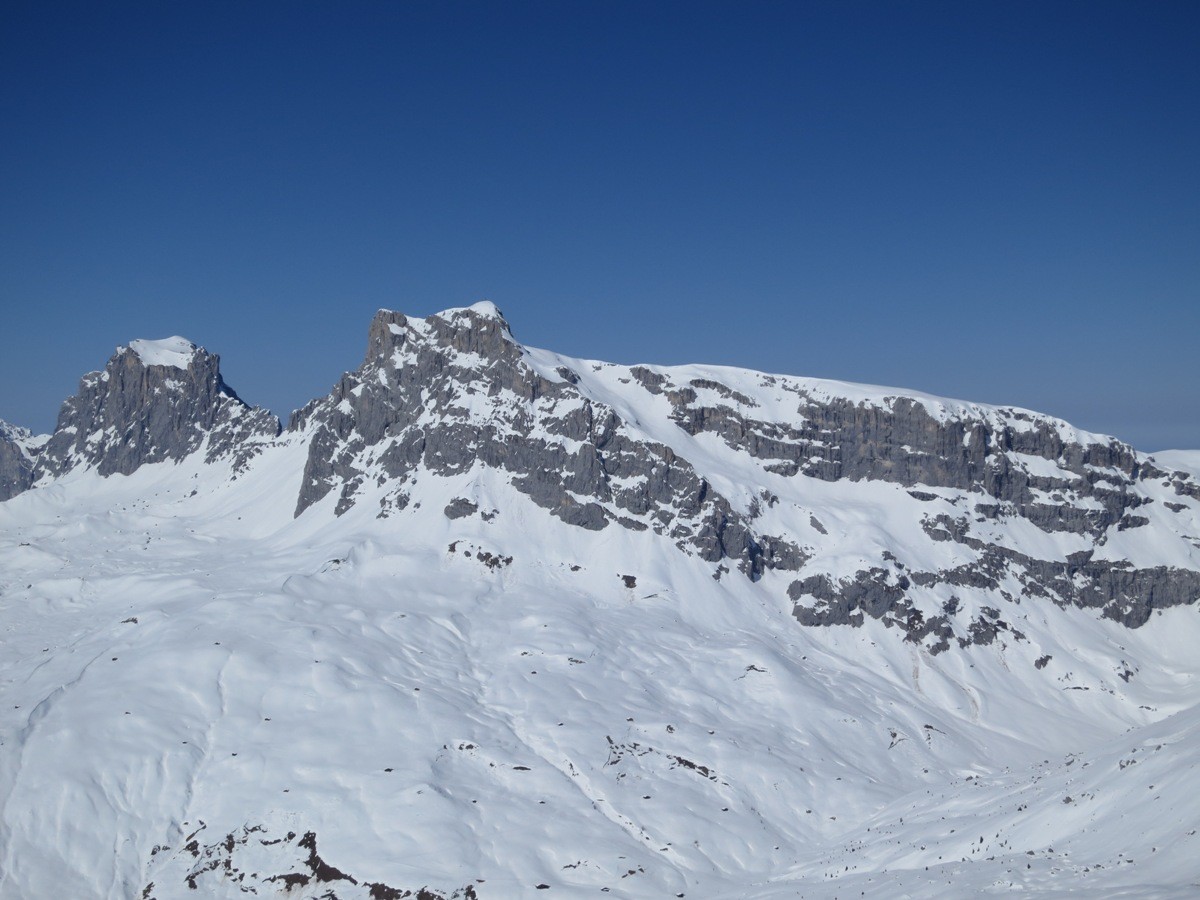 Versant Est du Sulzfluh avec la rampe qui permet l'ascencion depuis la suisse