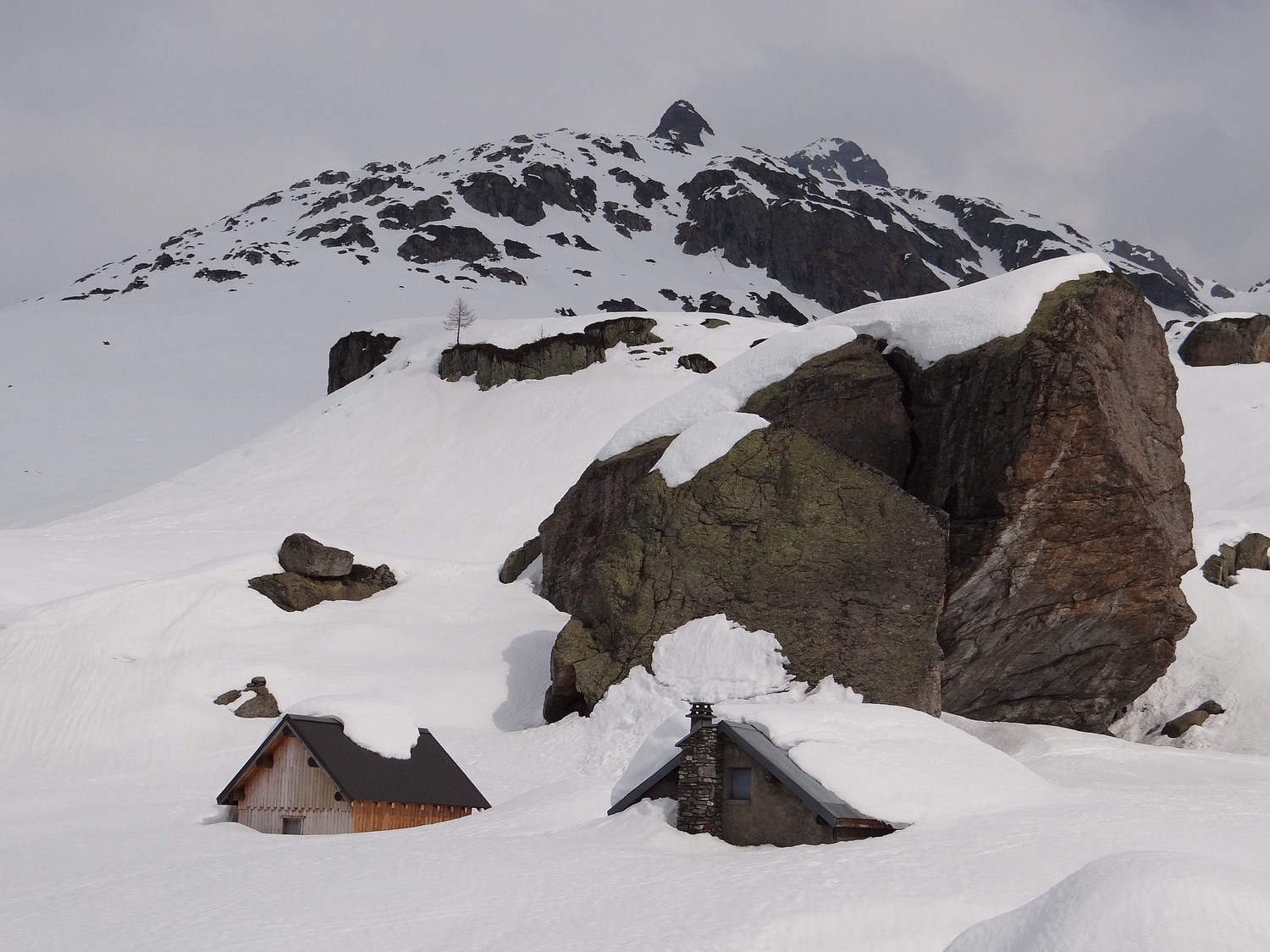Chalets de la Balme et la petite aiguille de Bérard derrière
