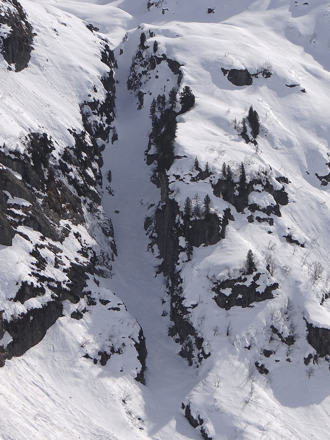 Gros plan sur la gorge de sortie de la combe du Pouce