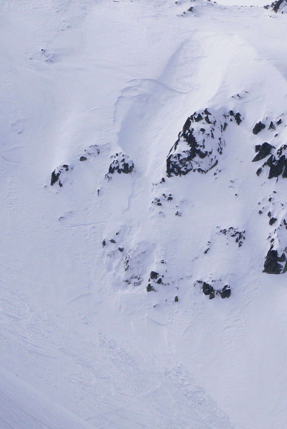 Détail de la plaque friable partie sur le rebord du couloir