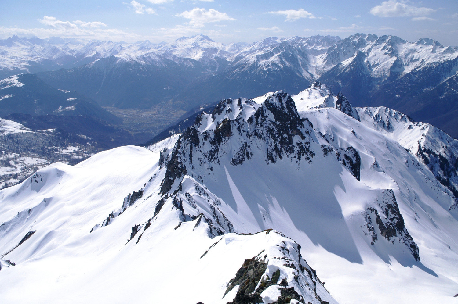 Vue du Rocher de Sarvatan, les crêtes de la journée
