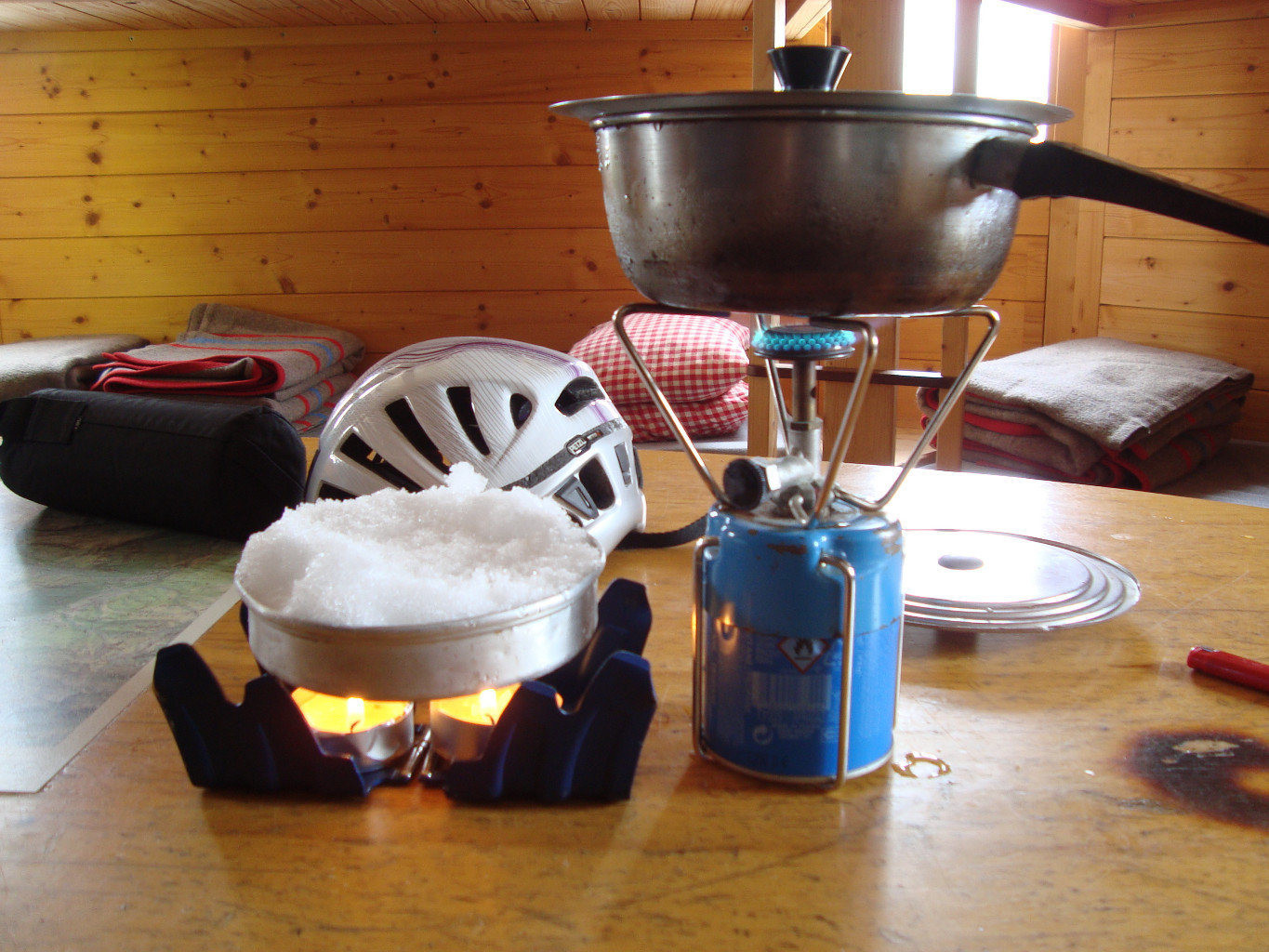 Premier réchaud Dynafit, simple mais suffisant pour un café
