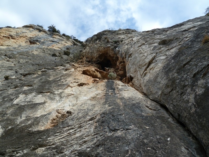 Les trois niches - Fissure de départ et première niche.