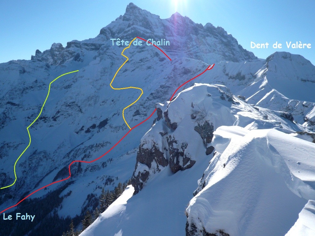 En rouge, l'Envers du Dardeu. En jaune, Face N de la Tête de Chalin. En vert, ravin de la Draversa (couloir E direct de la Tête de Chalin)