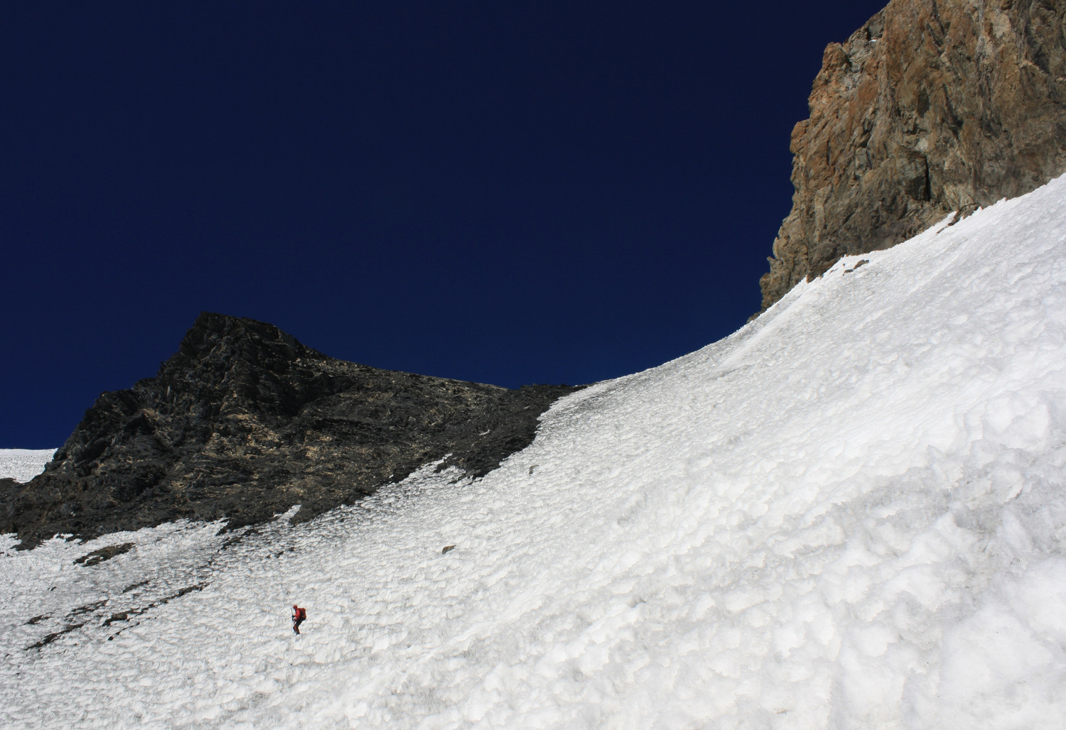 Les pentes juste en aval du Col de la Lauze sont sales, très abîmées, et difficilement skiables