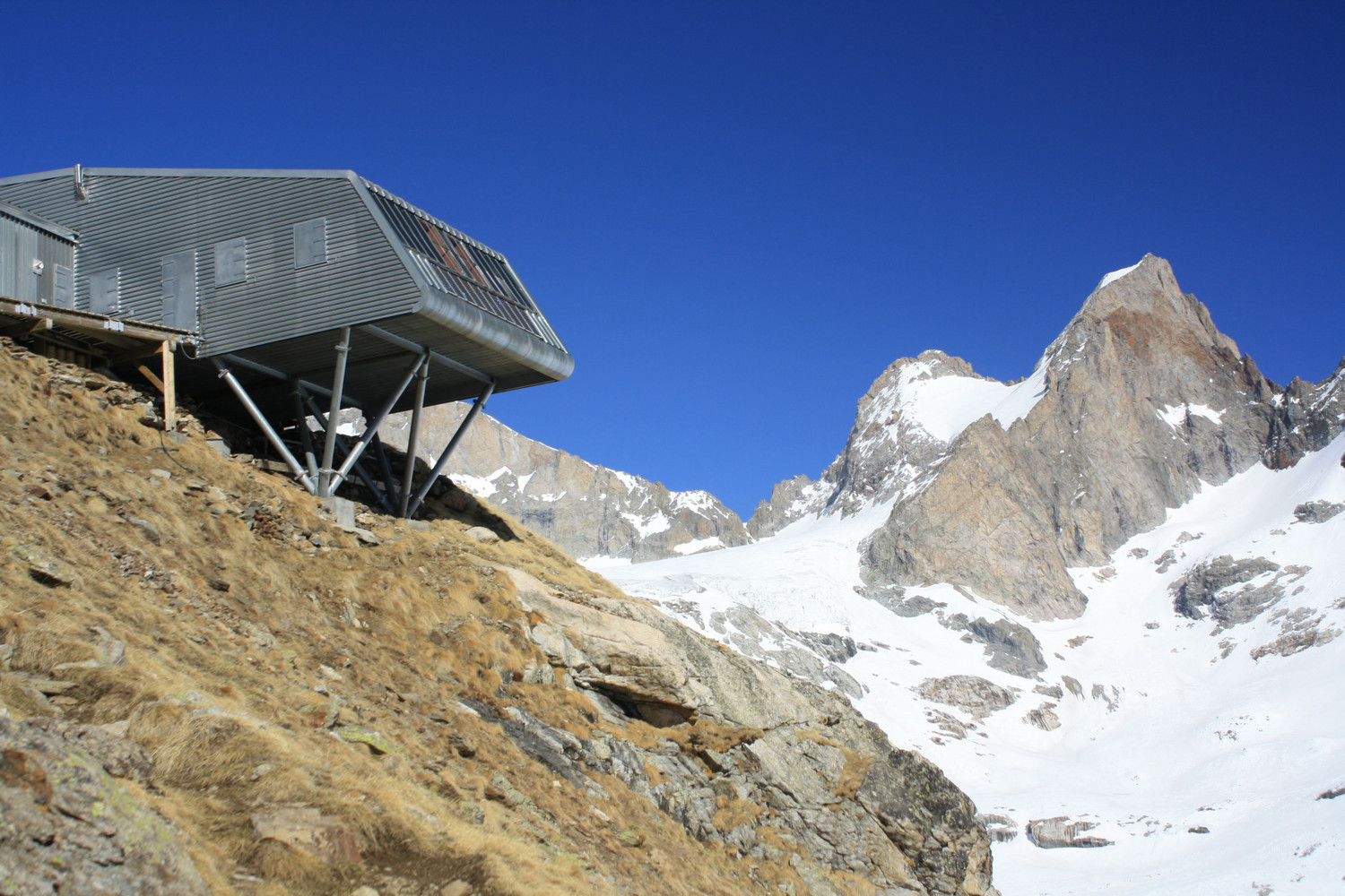 Le refuge de la Selle, perché devant les Têtes du Replat