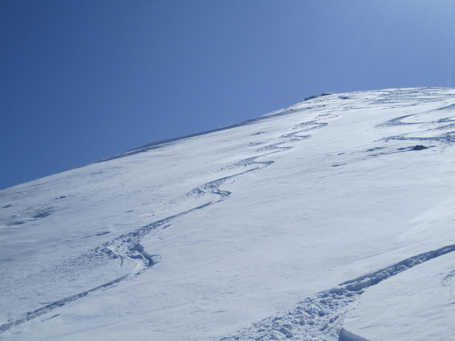 La descente sommitale entre deux rochers