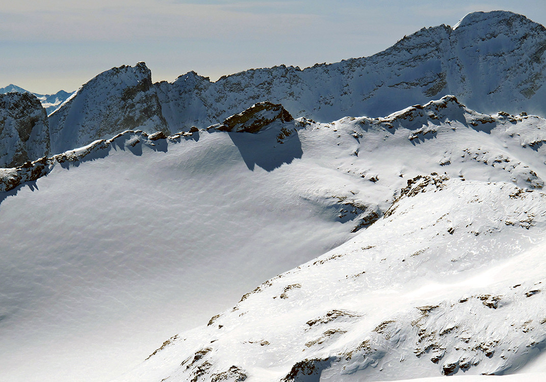 Lorenzhorn 3048 m; la vetta culminante (al centro con la paretina in ombra), vista dal Fanellhorn.